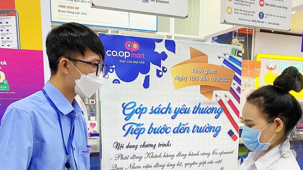 Nhiều khách hàng quyên góp sách cho Co.opmart Quy Nhơn