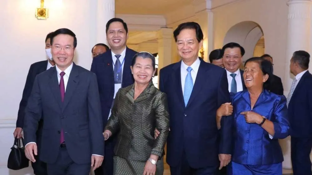 Thường trực Ban Bí thư Võ Văn Thưởng, Phó Thủ tướng Men Sam An và nguyên Thủ tướng Nguyễn Tấn Dũng dự lễ kỷ niệm. Ảnh: VIẾT CHUNG