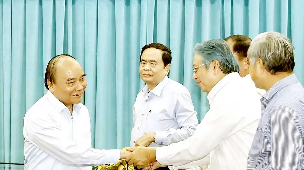 Chủ tịch nước Nguyễn Xuân Phúc với các đại biểu dự buổi làm việc. Ảnh: QUỐC HÙNG