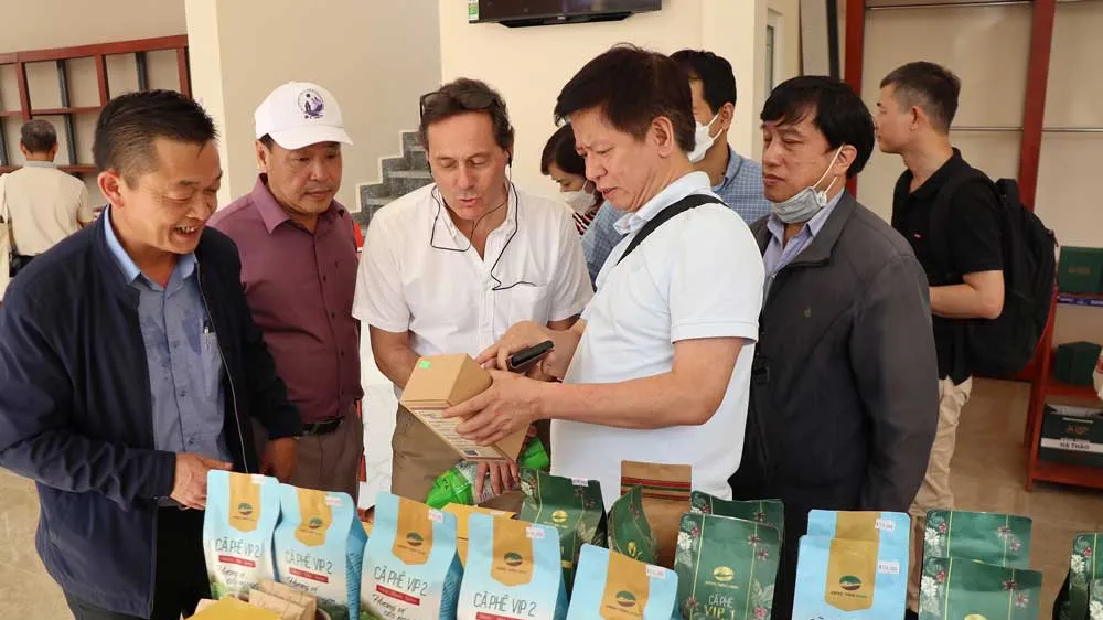 Du khách tìm hiểu các sản phẩm OCOP tại huyện Lạc Dương (Lâm Đồng). Ảnh: ĐOÀN KIÊN