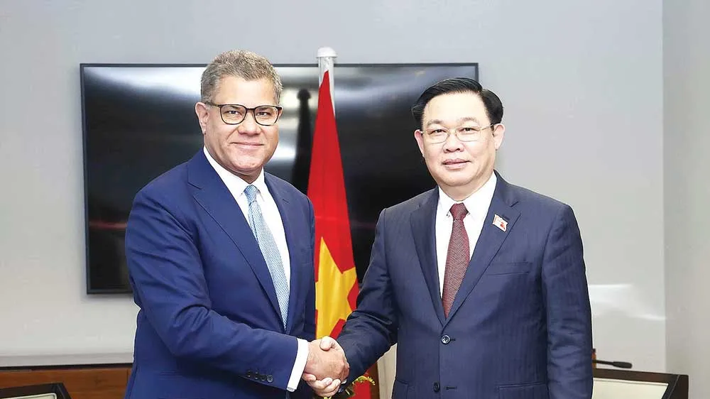 Chủ tịch Quốc hội Vương Đình Huệ tiếp ông Alok Sharma, Bộ trưởng Chính phủ Anh. Ảnh: TTXVN