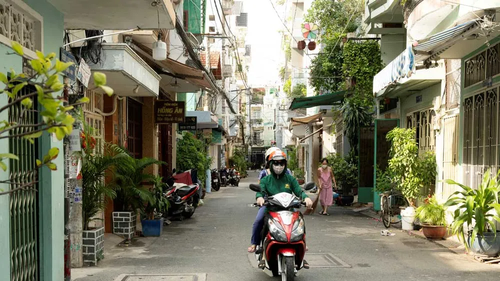 Nhiều con hẻm ở TPHCM rộng thênh thang sau khi người dân hiến đất, nhà nước mở rộng