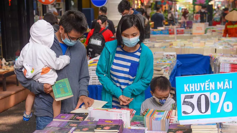 Bạn đọc chọn mua sách tại Đường sách TPHCM. Ảnh: DŨNG PHƯƠNG