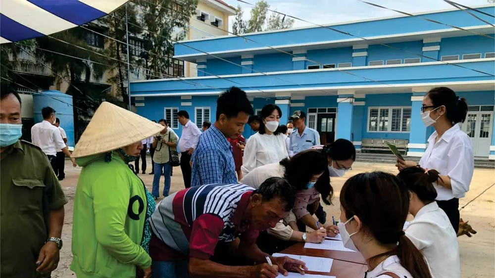 Tư vấn, cung cấp tài liệu tuyên truyền cho người dân về tác hại của túi ni lông khó phân hủy