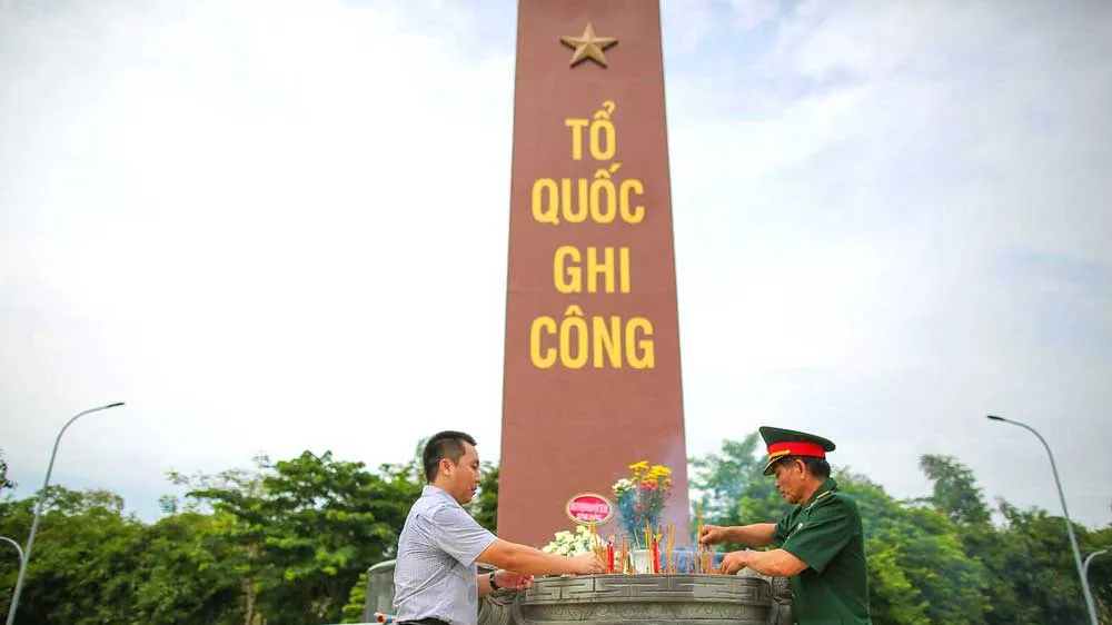 Dâng hương tưởng niệm các liệt sĩ hy sinh tại cầu Rạch Chiếc. Ảnh: DŨNG PHƯƠNG