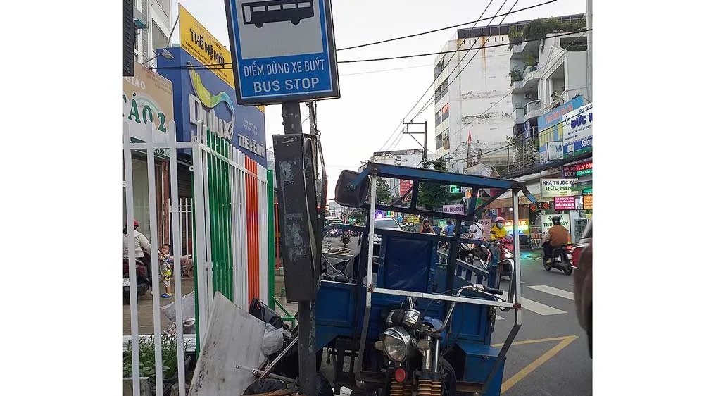 Trạm xe buýt bị bao vây
