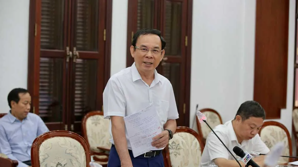 Bí thư Thành ủy TPHCM Nguyễn Văn Nên phát biểu tại buổi gặp mặt 2 CLB bóng đá của TPHCM sáng 11-8. Ảnh: DŨNG PHƯƠNG 