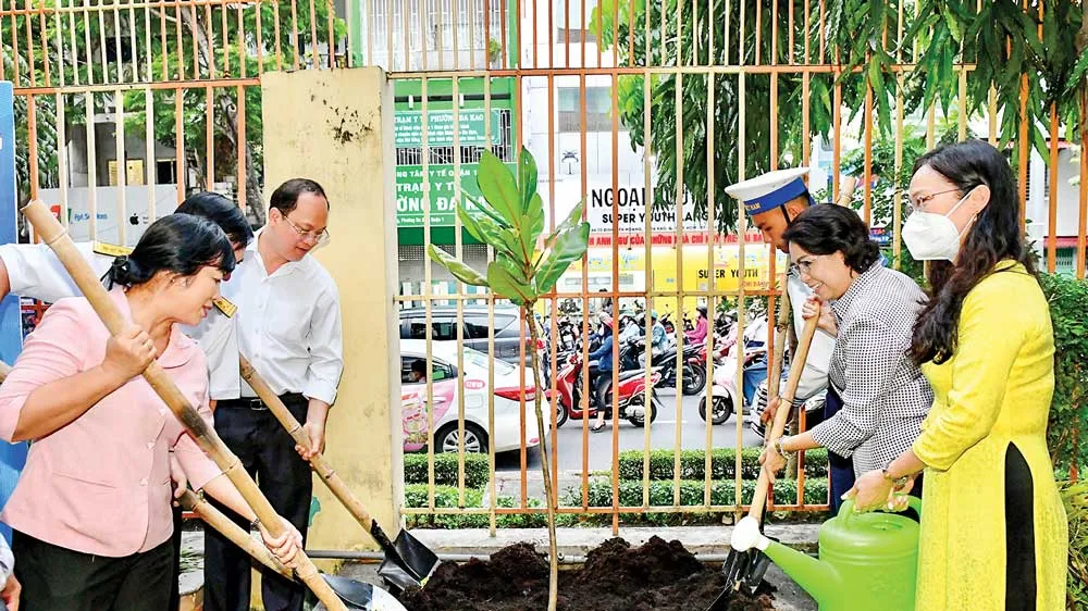Phó Bí thư Thành ủy TPHCM Nguyễn Hồ Hải cùng các đại biểu trồng cây bàng vuông tại Trường Tiểu học Đinh Tiên Hoàng. Ảnh: VIỆT DŨNG