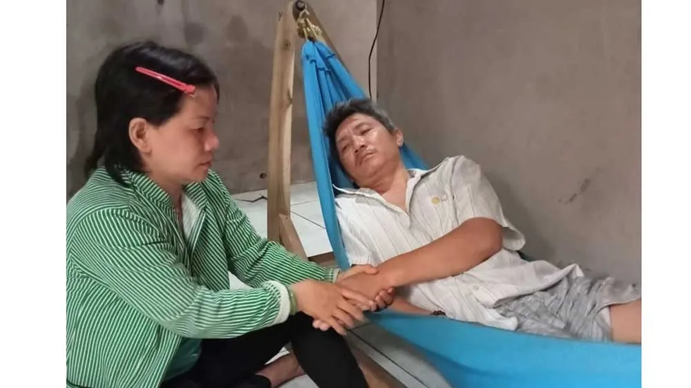 Một thân nuôi chồng nằm liệt giường và 3 con nhỏ