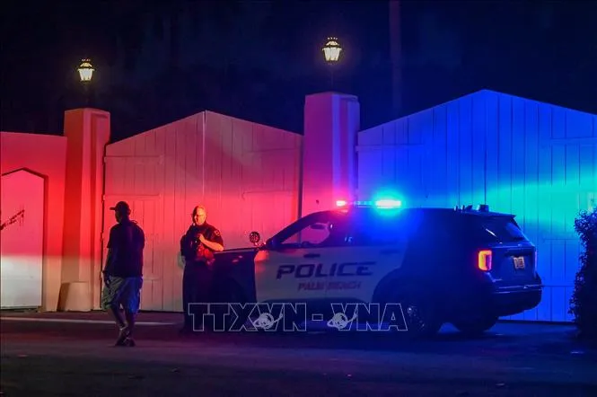 Xe cảnh sát đậu bên ngoài nhà riêng của cựu Tổng thống Mỹ Donald Trump tại Mar-A-Lago, Palm Beach, bang Florida, Mỹ, ngày 8-8-2022. Ảnh: AFP/TTXVN