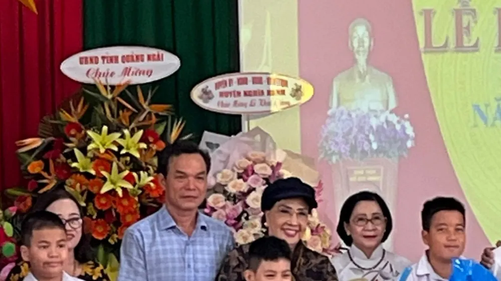 Bà Nguyễn Thị Thu Hà, ông Đặng Ngọc Dũng, Trưởng Ban Tuyên giáo Tỉnh ủy tỉnh Quảng Ngãi cùng NSND Lệ Thủy tặng quà các em học viên
