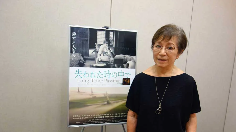 Đạo diễn Masako Sakata bên cạnh poster phim Long Time Passing