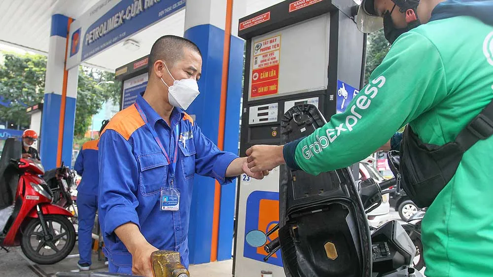 Đổ xăng RON 95-V tại cửa hàng xăng dầu Petrolimex trên đường Trần Cao Vân (quận 1, TPHCM). Ảnh: HOÀNG HÙNG