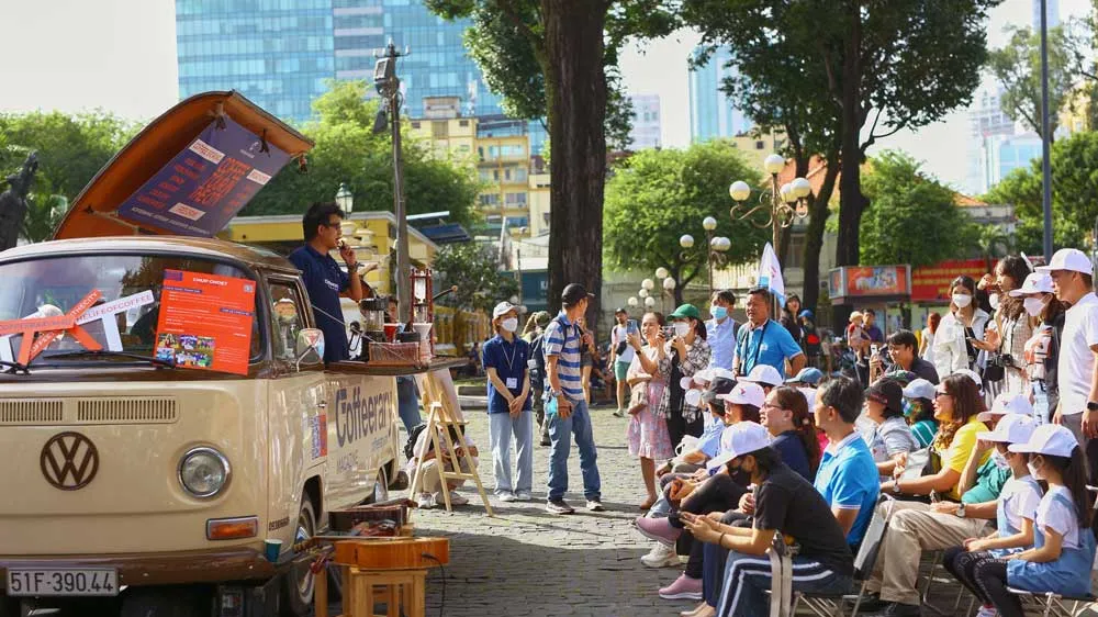 Coffee tour in the city trở thành điểm hẹn mới của giới trẻ