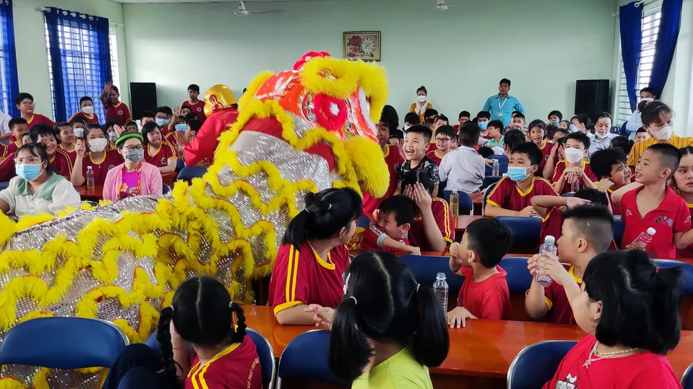 Tặng học bổng cho trẻ khuyết tật khó khăn tại Bình Chánh