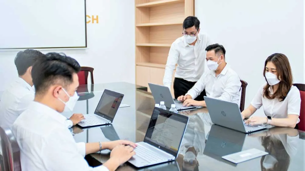 Cán bộ kỹ thuật Trường ĐH Công nghệ TPHCM trực xử lý dữ liệu để tiến hành lọc ảo, xét tuyển ngày 10-9