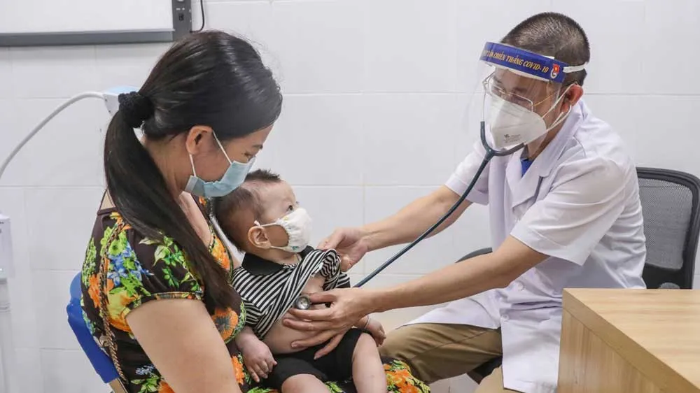 Khám chữa bệnh cho trẻ em tại Bệnh viện Nhi Trung ương. Ảnh: VIẾT CHUNG