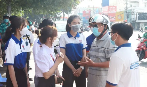 Tình nguyện viên Trường ĐH Sư phạm Kỹ thuật TPHCM hỗ trợ sinh viên và người thân đến thành phố nhập học, tìm nhà trọ. Ảnh: VŨ TÂN