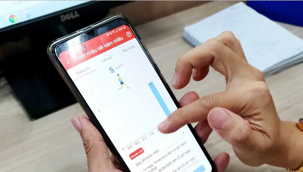 Người tiêu dùng mua sắm qua app Saigon Co.op