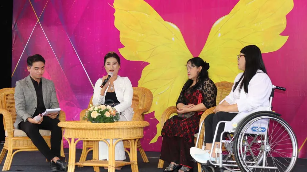 Các gương phụ nữ vượt khó thành đạt giao lưu cùng nữ công nhân lao động tại ngày hội