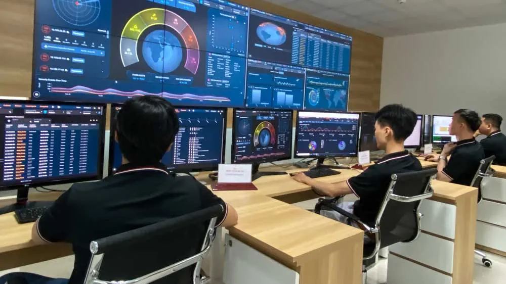 Giám sát các cuộc tấn công mạng tại một trung tâm an toàn thông tin ở TPHCM. Ảnh: TẤN Ba