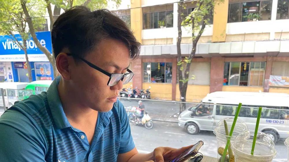 Với app eTax Mobile, người dân có thể khai báo, nộp thuế mọi lúc mọi nơi. Ảnh: HOÀNG HÙNG