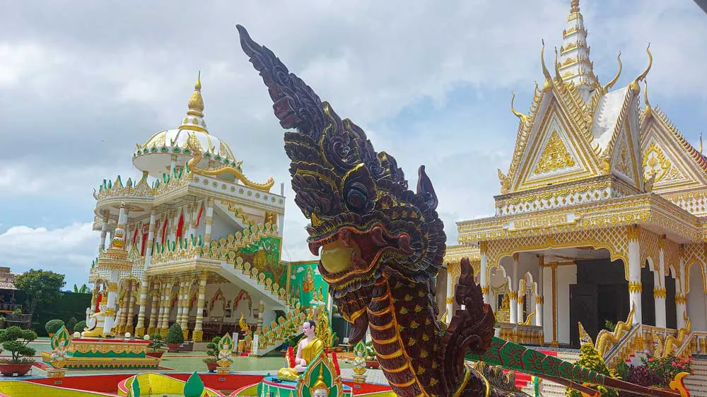 Phần đầu chiếc ghe ngo được điêu khắc hình tượng rắn thần Naga