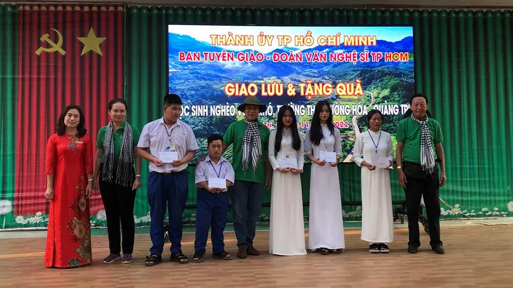 Đại diện đoàn tham gia hành trình “Âm vang Trường Sơn” trao học bổng tặng học sinh khó khăn tại Trường THPT Hướng Hóa, huyện Hướng Hóa, tỉnh Quảng Trị