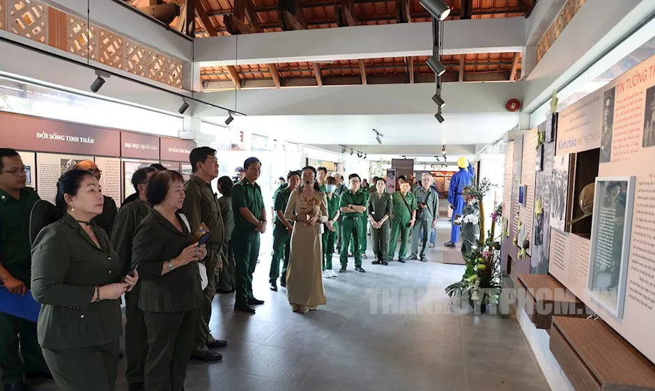 Đoàn đại biểu tham quan nhà trưng bày tư liệu, hiện vật, hình ảnh quá trình hoạt động cách mạng của cố Thủ tướng Võ Văn Kiệt. Ảnh: thanhuytphcm