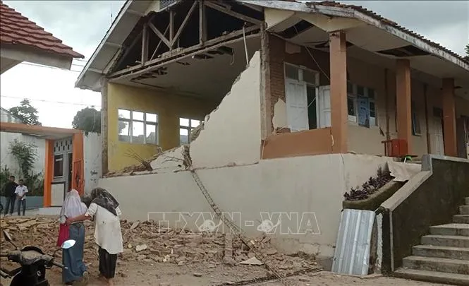 Một ngôi nhà bị hư hại sau trận động đất. Ảnh: THX/TTXVN