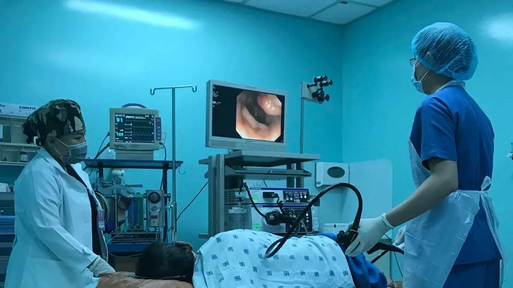Bác sĩ đang nội soi trực tràng cho người bệnh
