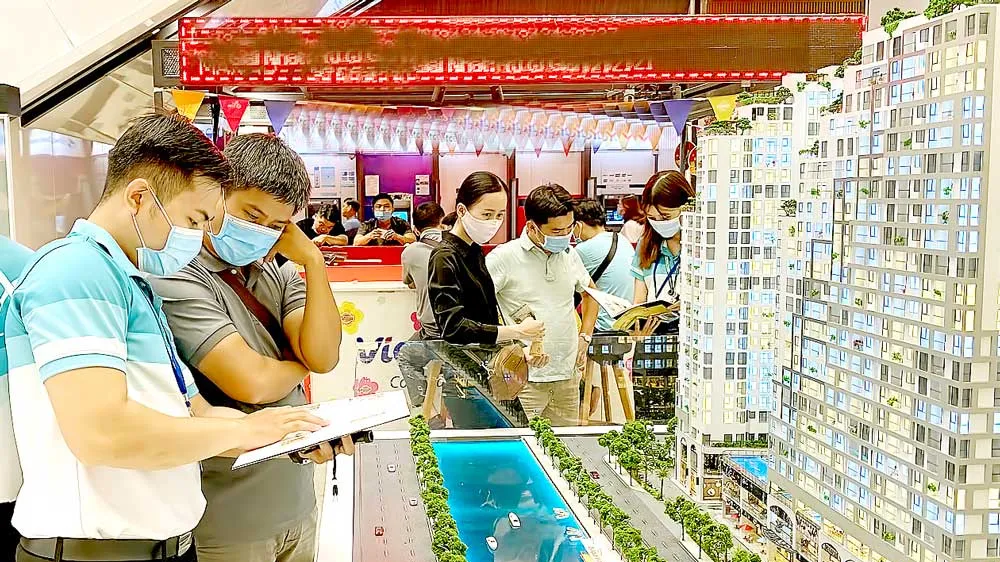 Người dân tìm hiểu giá căn hộ tại một dự án ở TPHCM. Ảnh: CAO THĂNG
