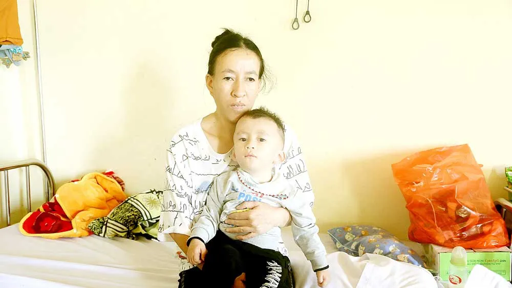 Bố mẹ khuyết tật, mong có tiền cứu con