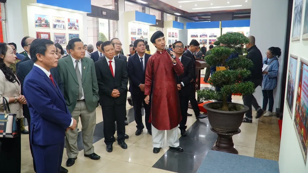 Triển lãm tranh ảnh “Nghĩa tình sâu nặng Việt - Lào”