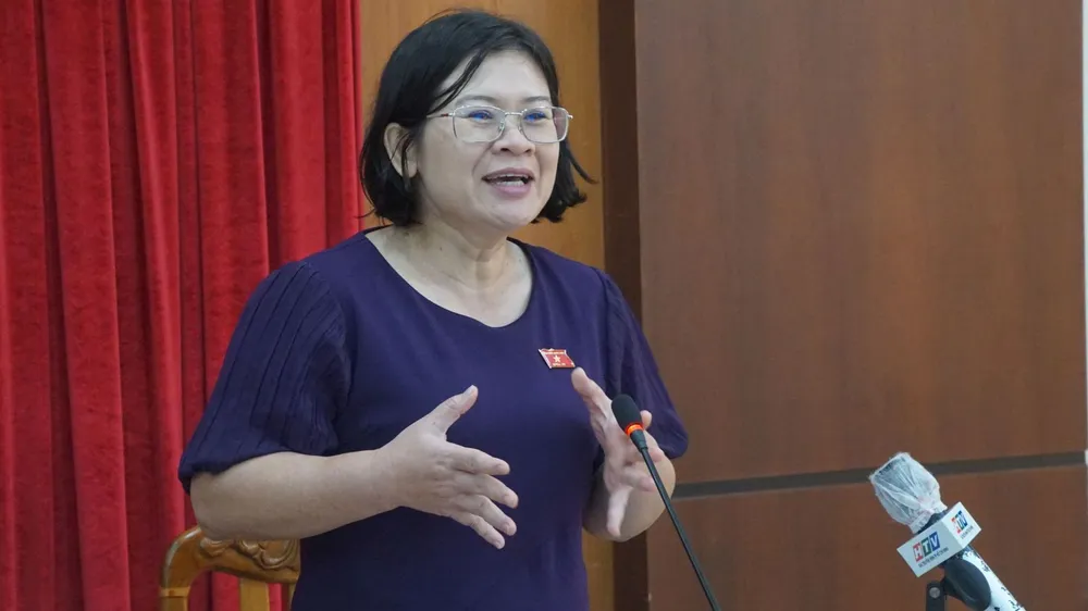 Bà Văn Thị Bạch Tuyết, Phó Trưởng đoàn chuyên trách Đoàn Đại biểu Quốc hội TPHCM phát biểu tại buổi giám sát