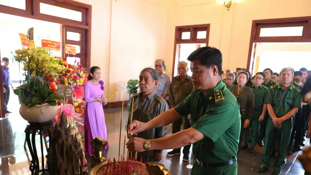 Ông Lê Minh Khoa, Chỉ huy trưởng Lực lượng TNXP TPHCM, cùng nhiều đoàn viên, thanh niên thắp hương tưởng nhớ cố Thủ tướng Võ Văn Kiệt trong chuyến đi về nguồn tại tỉnh Vĩnh Long