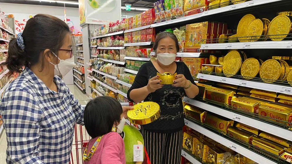 Người dân mua sắm tại một siêu thị. Ảnh: HOÀNG HÙNG
