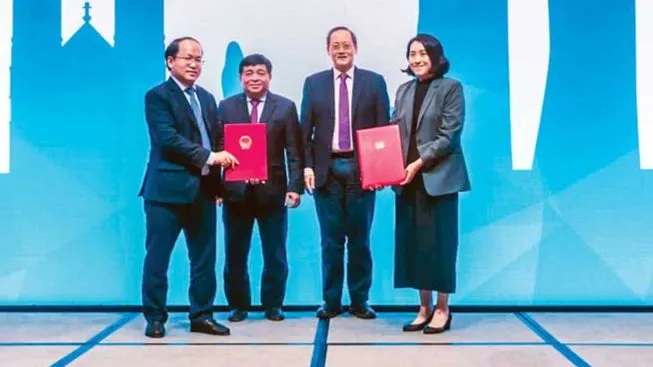 Bộ trưởng Bộ Kế hoạch - Đầu tư Nguyễn Chí Dũng (thứ hai từ trái sang) và Bộ trưởng Tan See Leng (phải sang) chứng kiến lễ ký Biên bản, nhân Hội nghị Bộ trưởng về Kết nối Kinh tế Việt Nam-Singapore lần thứ 16