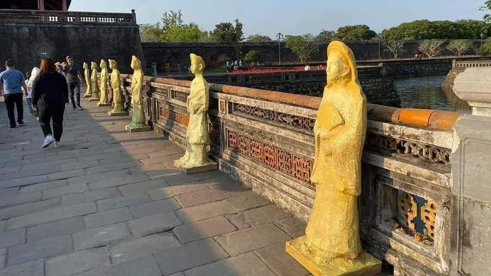 Di dời các bức tượng “lạ” trước Ngọ Môn gây xôn xao dư luận