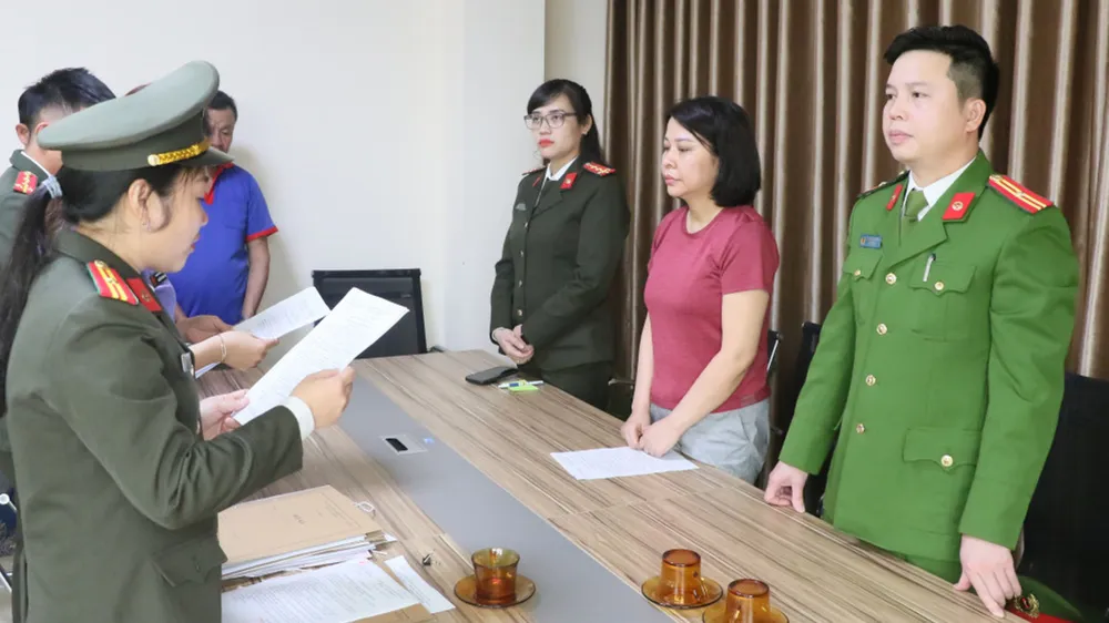 Cơ quan chức năng tống đạt các quyết định khởi tố, bắt tạm giam Nguyễn Thanh Thuỷ