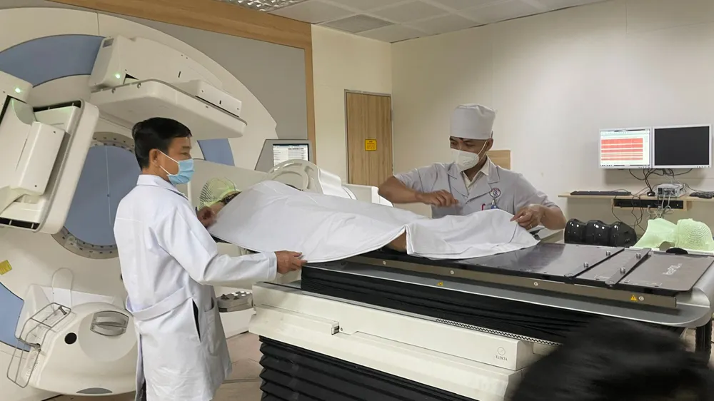 Bác sĩ Bệnh viện Chợ Rẫy xạ trị cho bệnh nhân sáng 23-3