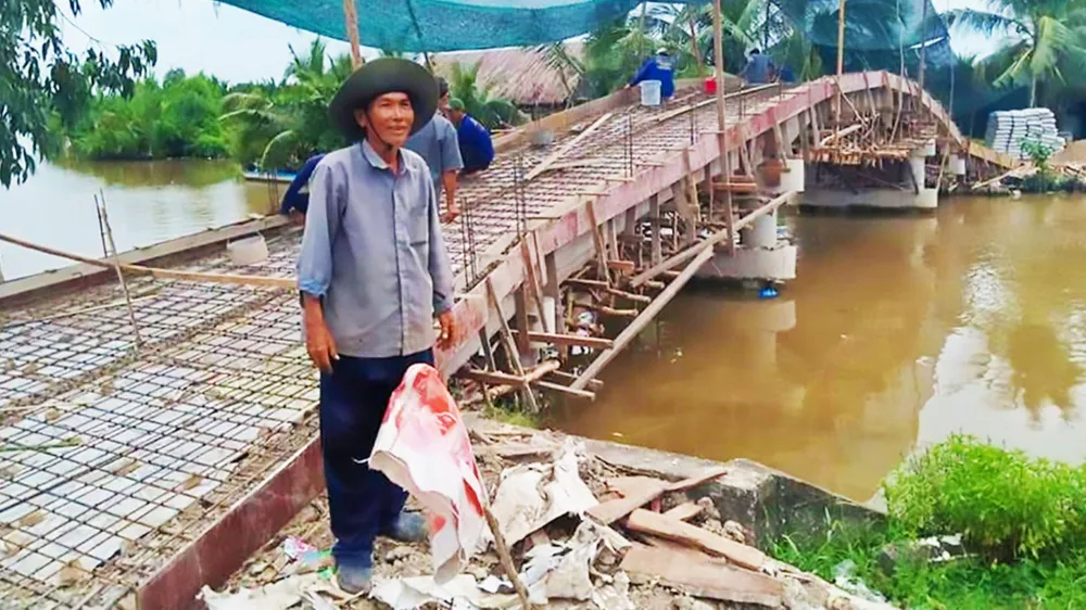 Người dân làm cầu giao thông nông thôn tại huyện Giồng Riềng (tỉnh Kiên Giang). Ảnh: QUỐC BÌNH