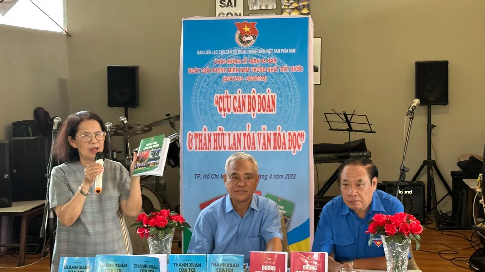 TS Quách Thu Nguyệt giới thiệu những ấn phẩm mà Ban liên lạc cựu cán bộ Đoàn Thanh niên Việt Nam phía Nam đã thực hiện