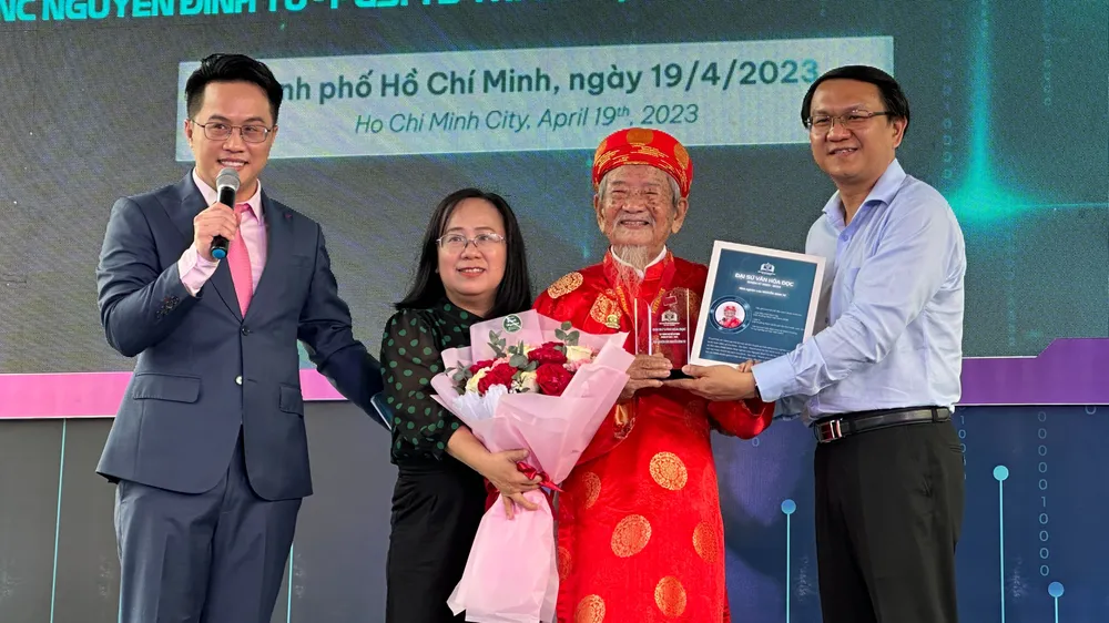 Đại sứ văn hóa đọc 103 tuổi Nguyễn Đình Tư mở màn Ngày Sách và Văn hóa đọc lần 2 tại TPHCM 
