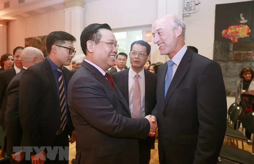 Chủ tịch Quốc hội Vương Đình Huệ với đại biểu. Ảnh: TTXVN