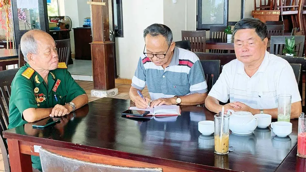 Từ trái qua phải: Đại tá, nhà văn Đỗ Viết Nghiệm, nhà báo Trịnh Phi Long và Trung tướng Châu Văn Mẫn thảo luận về việc dựng bia tưởng niệm, ghi danh các di tích
