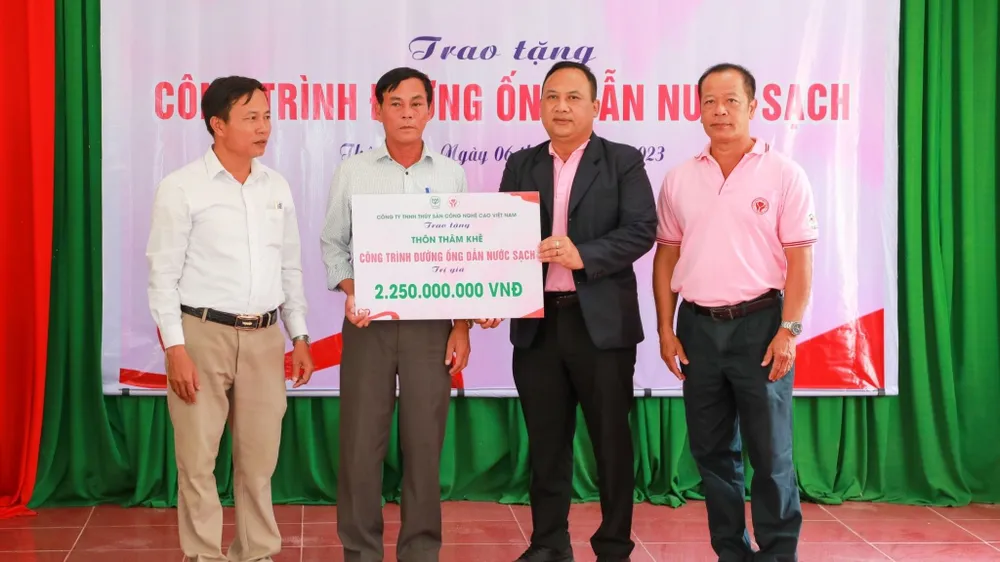 Bàn giao “Công trình đường ống dẫn nước sạch” cho bà con thôn Thâm Khê
