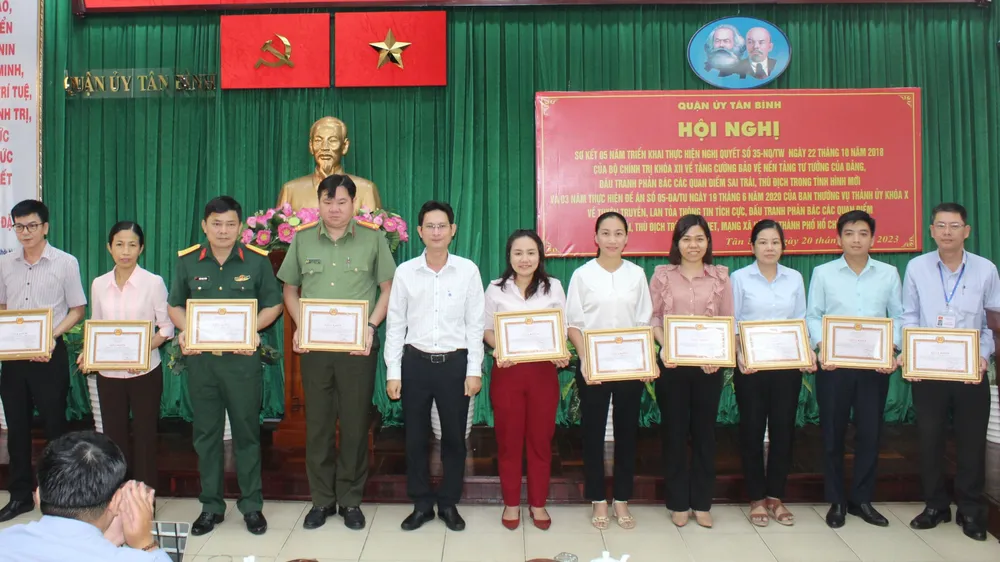 Ban Thường vụ Quận ủy Tân Bình tặng Giấy khen cho 12 tập thể thực hiện tốt Nghị quyết số 35-NQ/TW và Đề án số 05-ĐA/TU.
