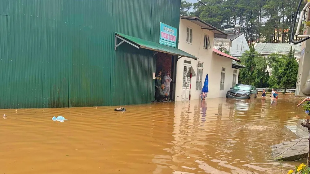 Đường trong khu dân cư Hoàng Diệu, phường 5, TP Đà Lạt bị ngập sâu sau trận mưa lớn