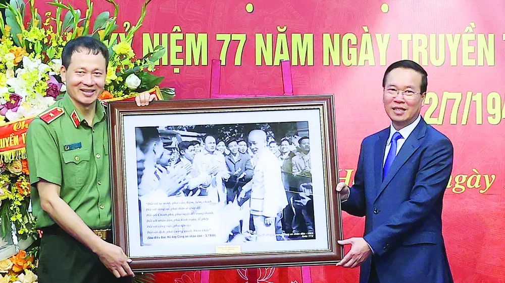 Chủ tịch nước Võ Văn Thưởng tặng bức ảnh Bác Hồ với cán bộ, chiến sĩ Công an nhân dân cho Cục An ninh chính trị nội bộ. Ảnh: TTXVN